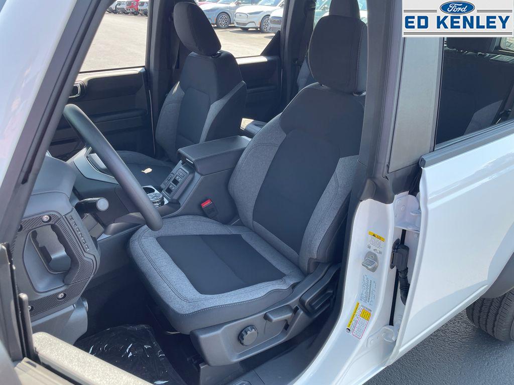 2025 Ford Bronco Base photo 3
