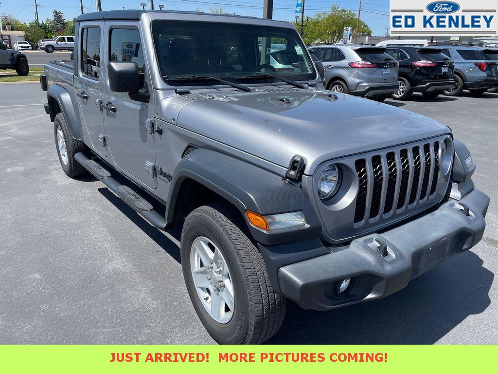 2020 Jeep Gladiator Sport S's photo
