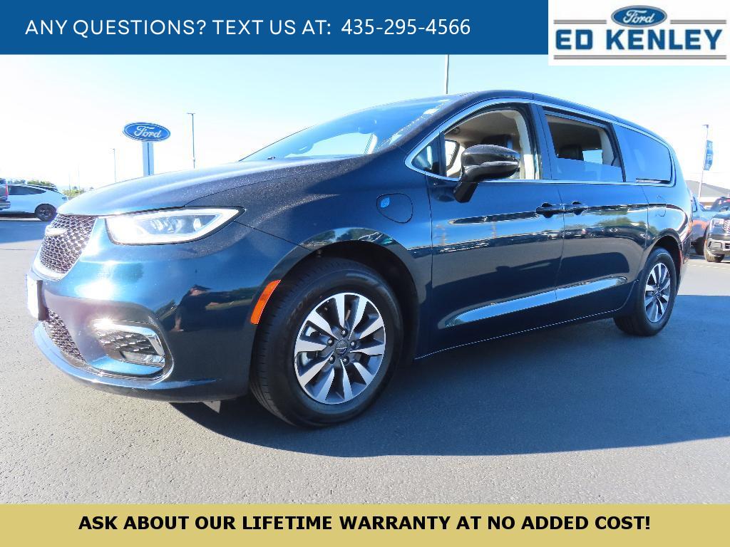 2024 Chrysler Pacifica Hybrid Select PHEV's photo