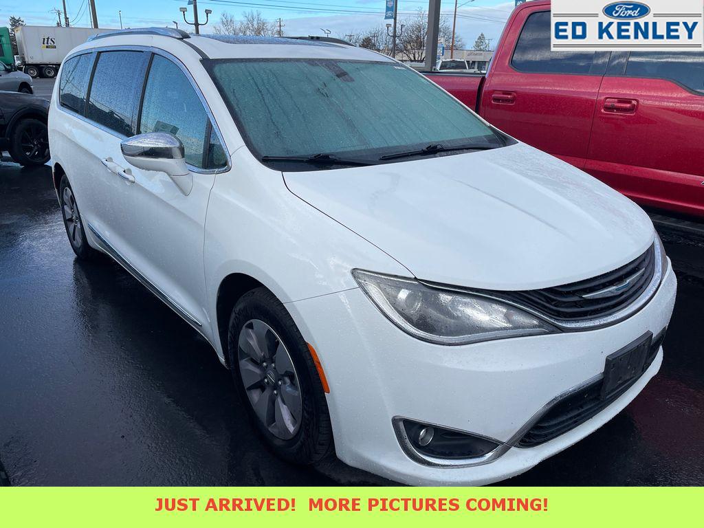 2019 Chrysler Pacifica Hybrid Limited's photo