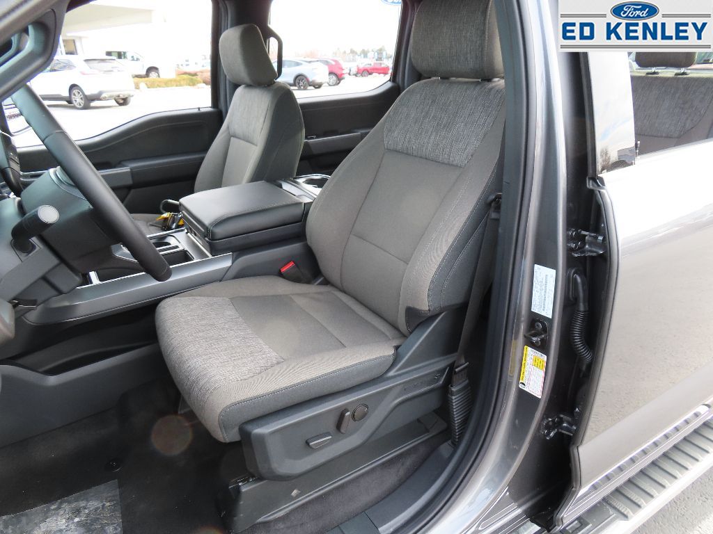 2025 Ford F-150 XLT photo 3