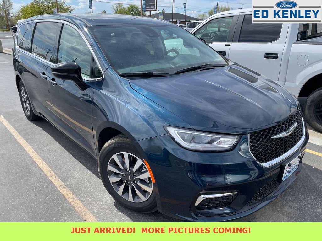 2024 Chrysler Pacifica Hybrid Select PHEV's photo