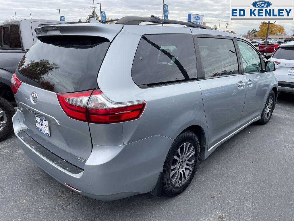 2020 Toyota Sienna XLE photo 4