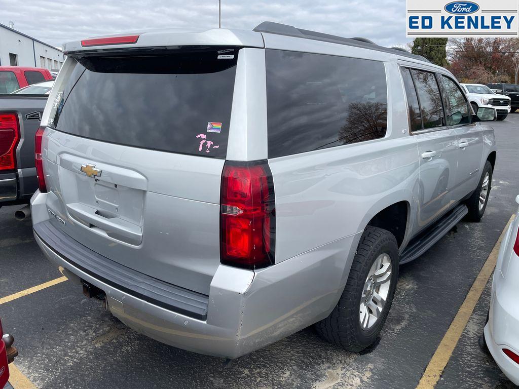 2017 Chevrolet Suburban LT photo 4