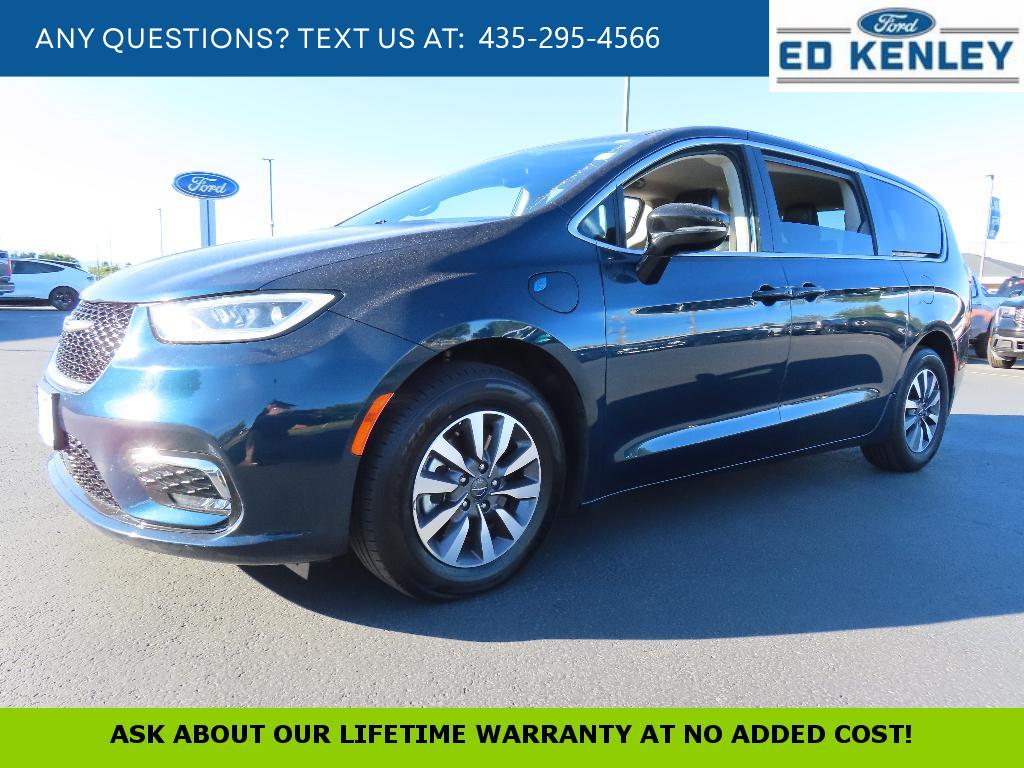 2024 Chrysler Pacifica Hybrid Select PHEV's photo