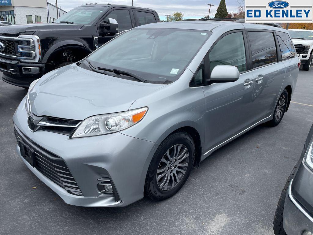 2020 Toyota Sienna XLE photo 2