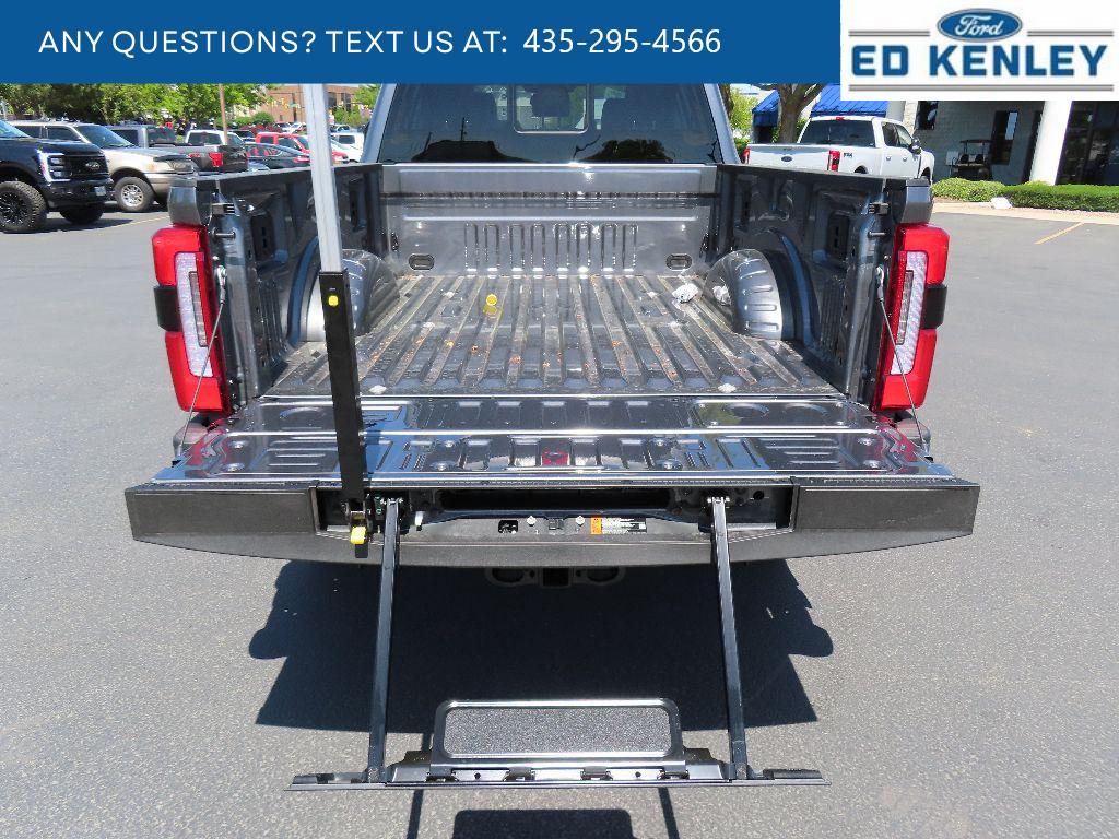 2025 Ford F-350 Super Duty Platinum - Photo 39