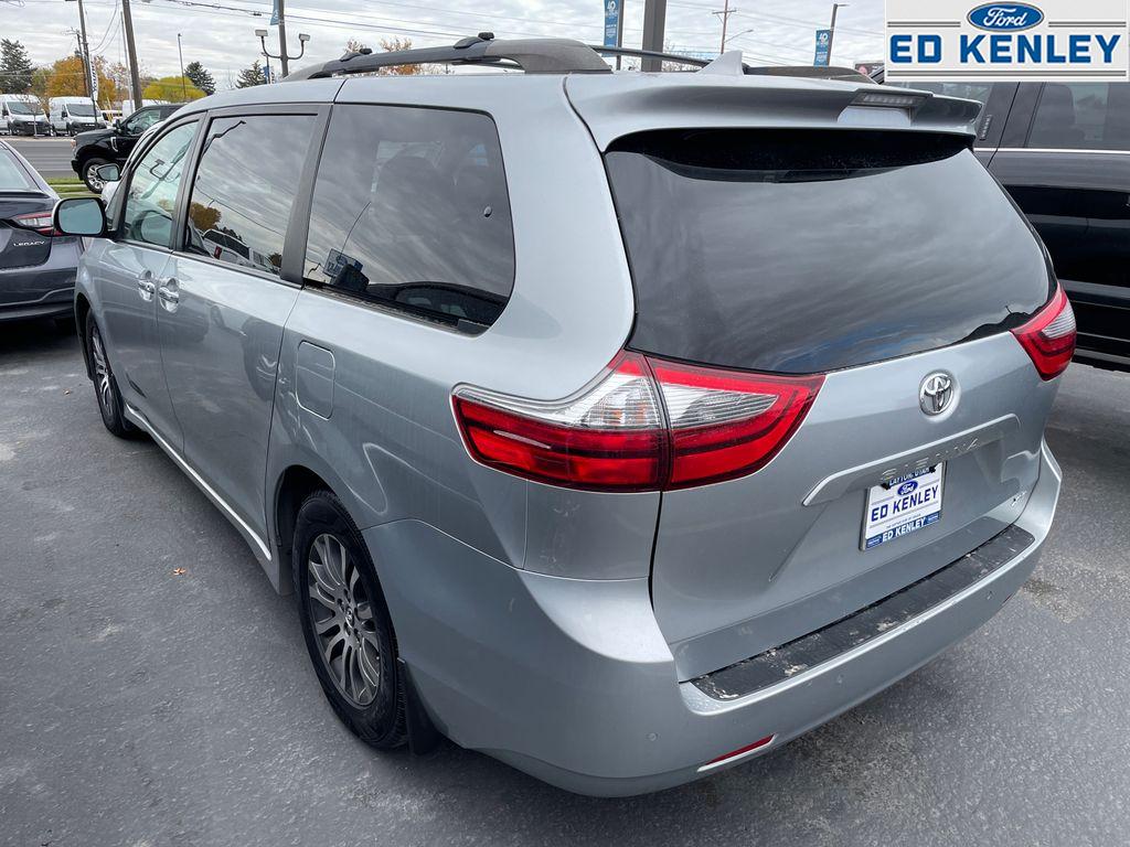 2020 Toyota Sienna XLE photo 3