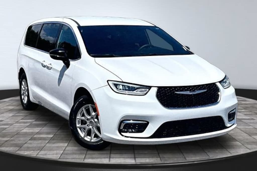 Used 2025 Chrysler Pacifica Select Minivan