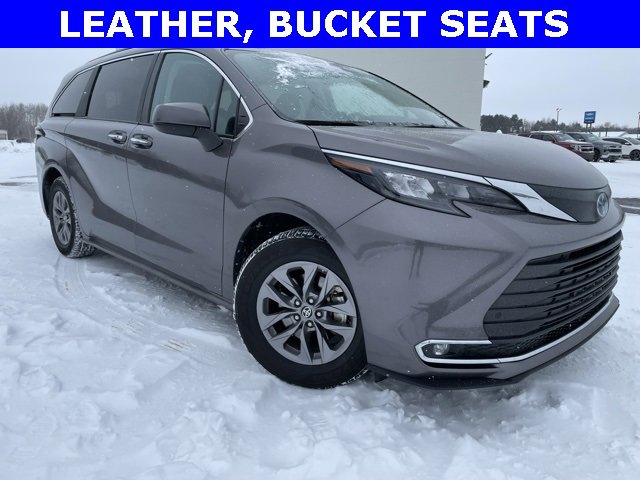 2024 Toyota Sienna XLE's photo