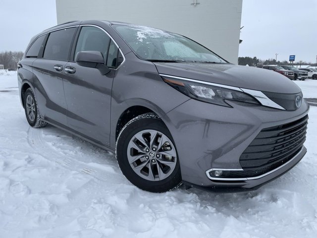 2024 Toyota Sienna XLE's photo