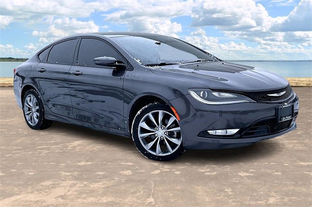 2017 Chrysler 200 S's photo