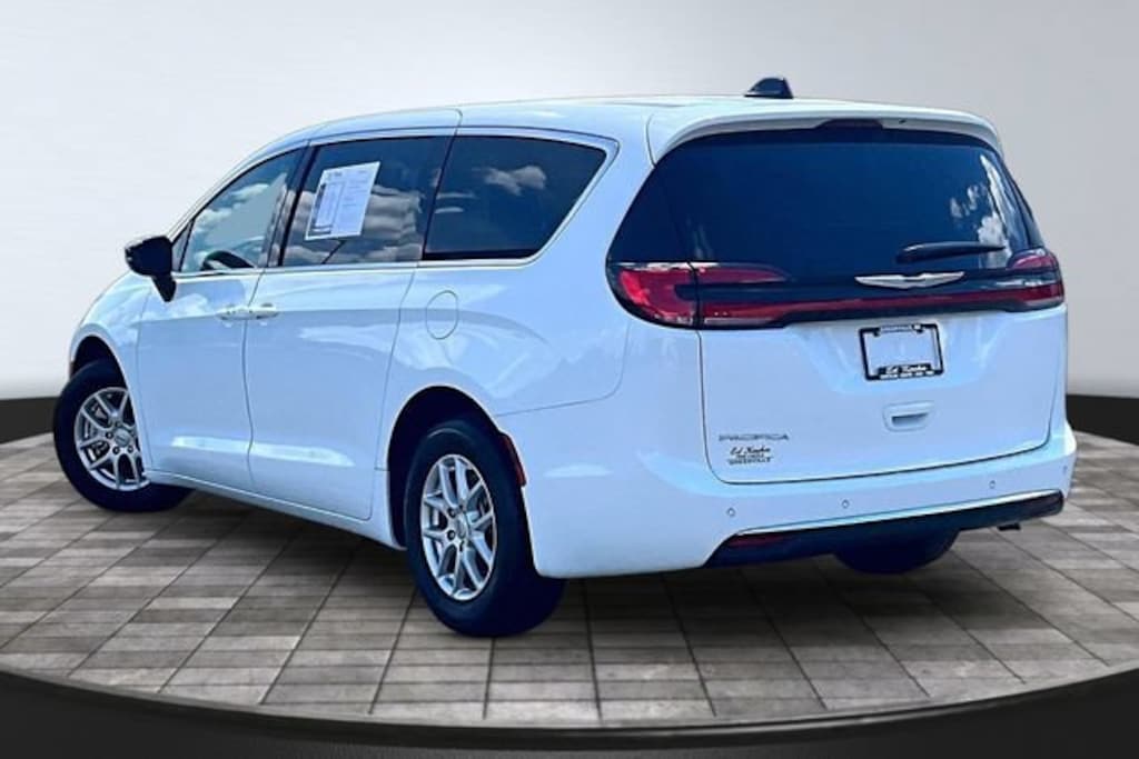 Used 2025 Chrysler Pacifica Select Minivan