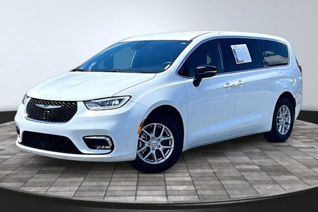 Used 2025 Chrysler Pacifica Select Minivan