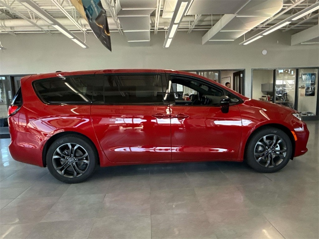New 2026 Chrysler Pacifica SELECT Passenger Van