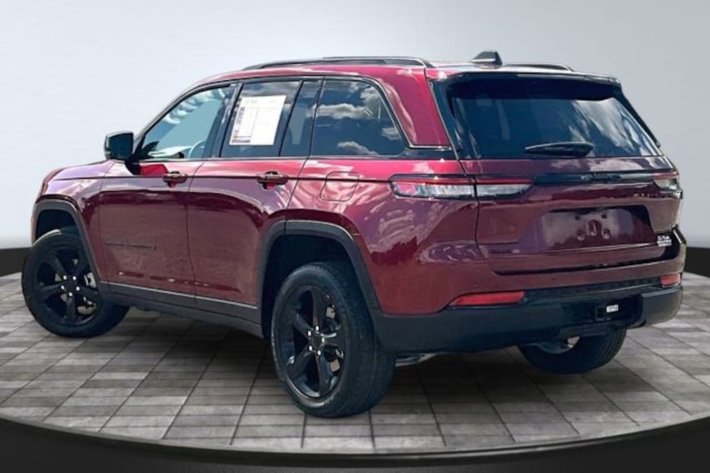 Used 2024 Jeep Grand Cherokee Altitude SUV
