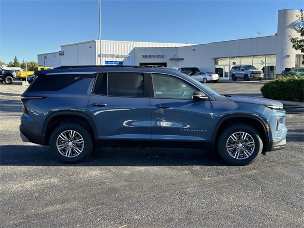 Used 2024 Chevrolet Traverse LT SUV