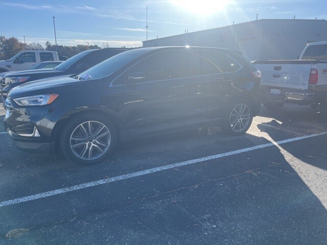 2019 Ford Edge Titanium photo 2