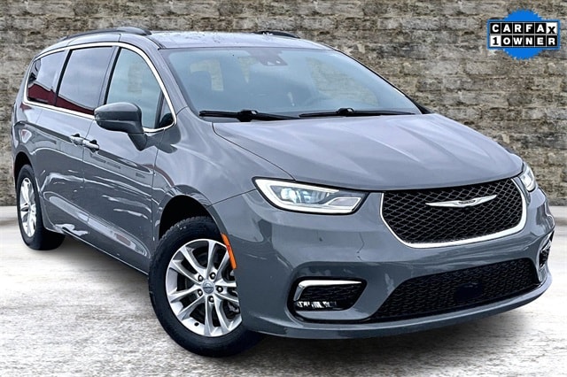 2022 Chrysler Pacifica Touring's photo