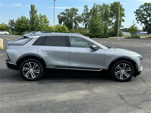2024 Cadillac Lyriq Luxury photo 2