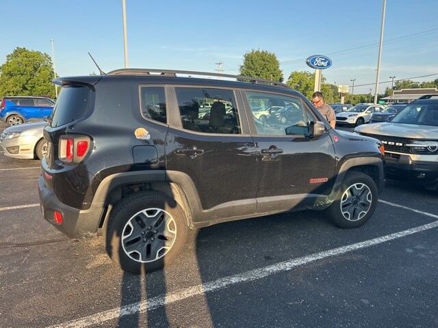 2016 Jeep Renegade Trailhawk photo 2