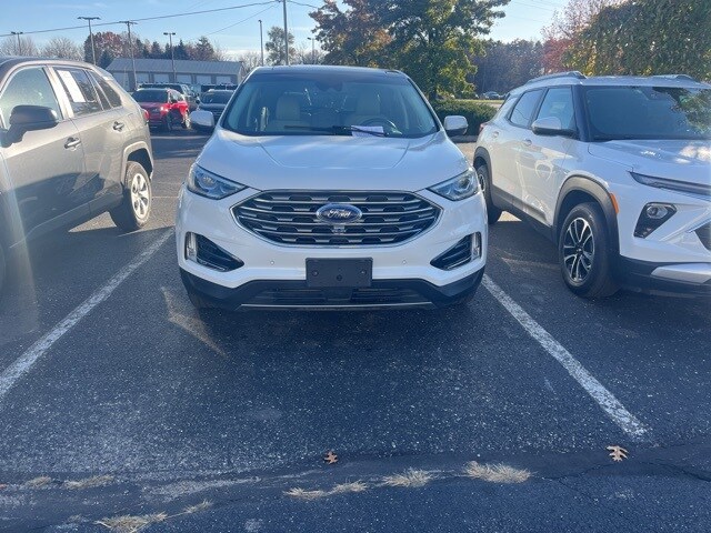 2020 Ford Edge Titanium photo 2