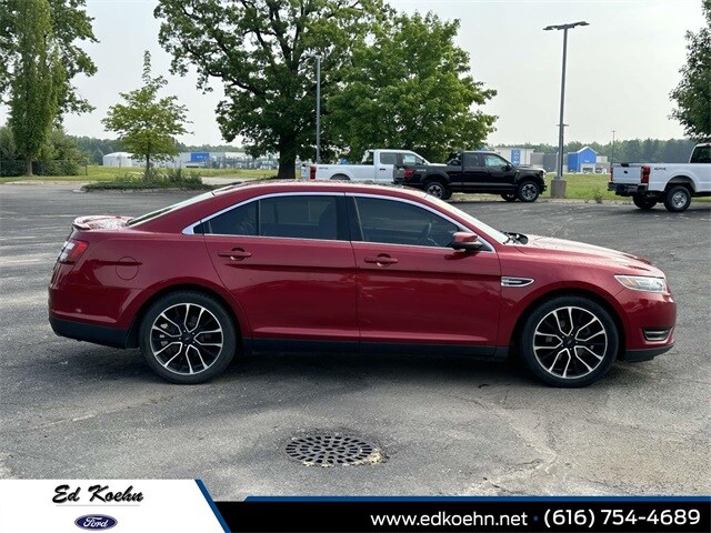 2018 Ford Taurus SEL photo 2