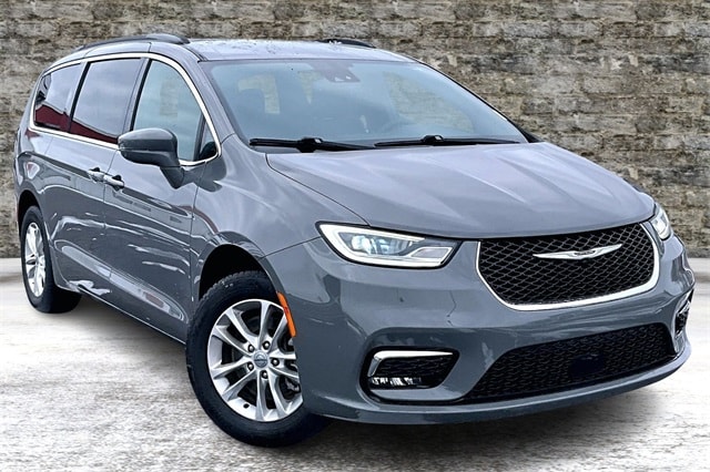2022 Chrysler Pacifica Touring's photo