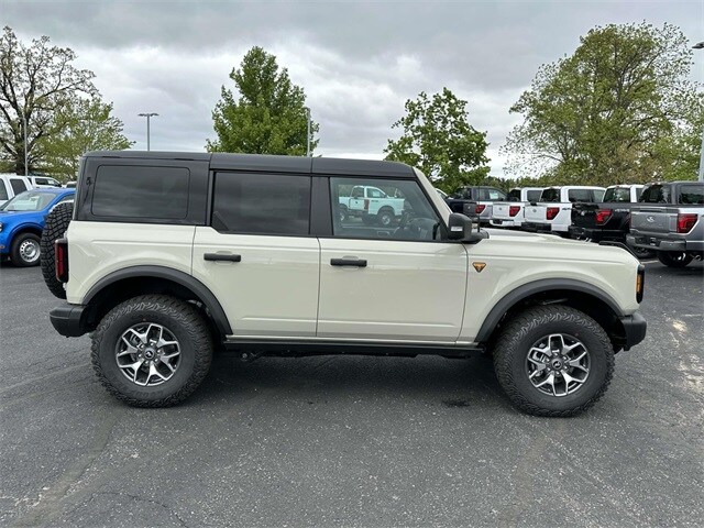 2025 Ford Bronco Badlands photo 2