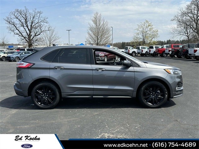 2024 Ford Edge ST photo 2