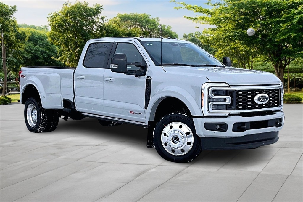 2026 Ford F-450 Super Duty Platinum's photo