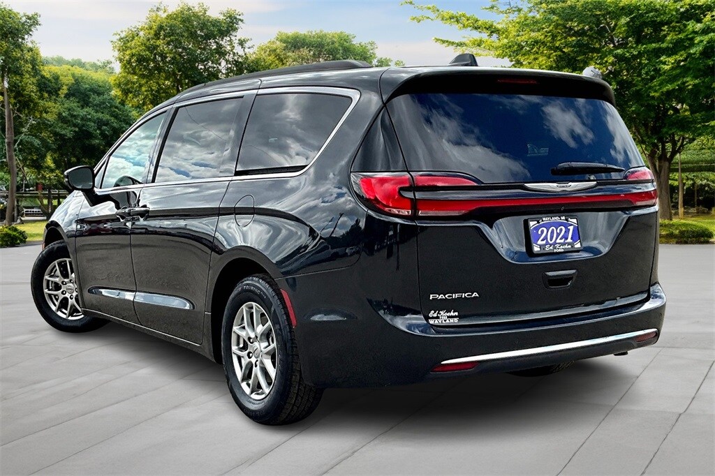 2021 Chrysler Pacifica Touring photo 2