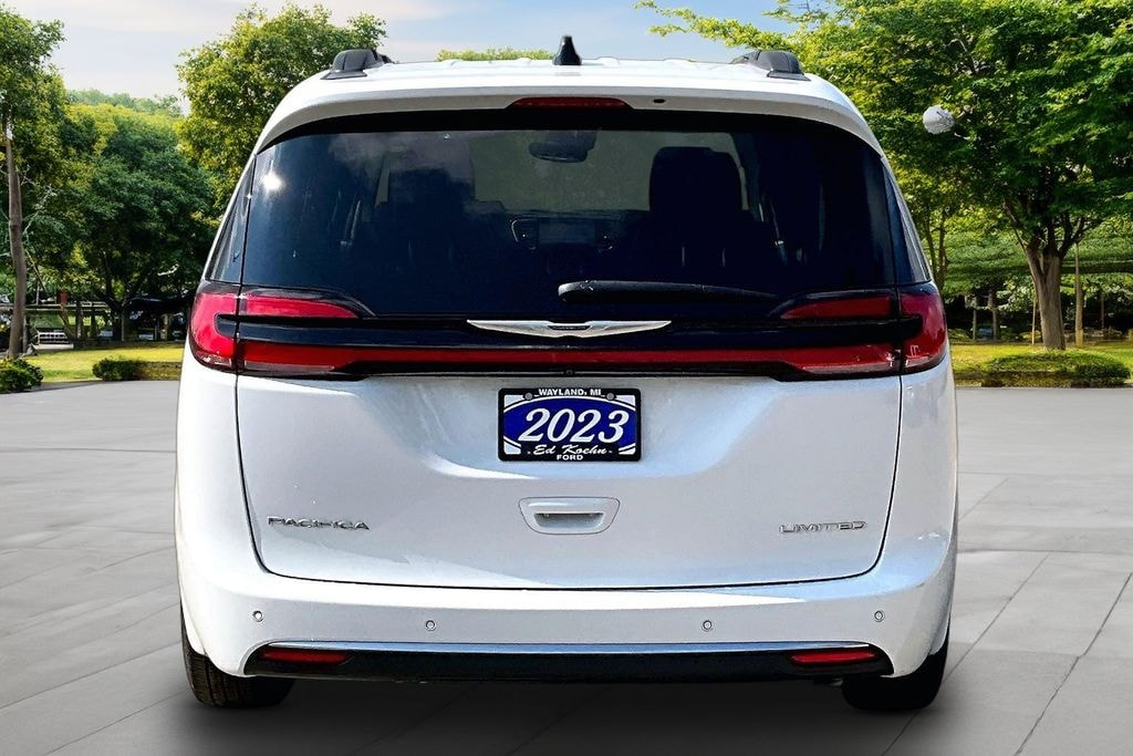 Used 2023 Chrysler Pacifica Limited Minivan/Van