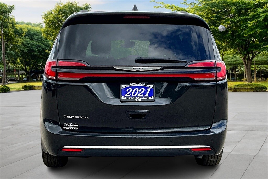 2021 Chrysler Pacifica Touring photo 4