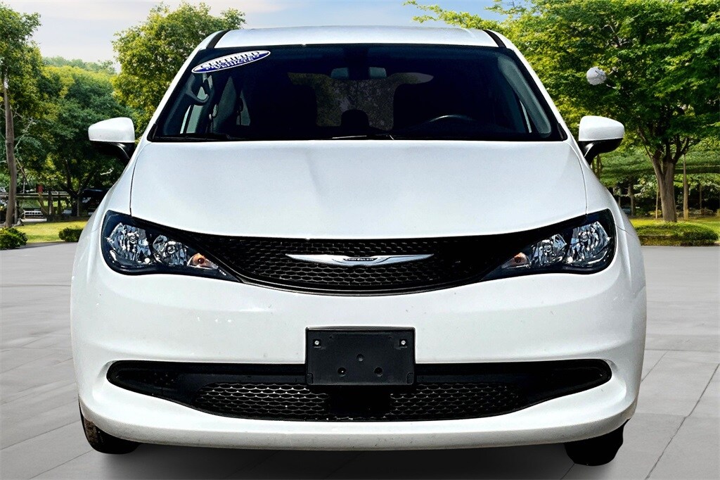 2022 Chrysler Voyager LX photo 3