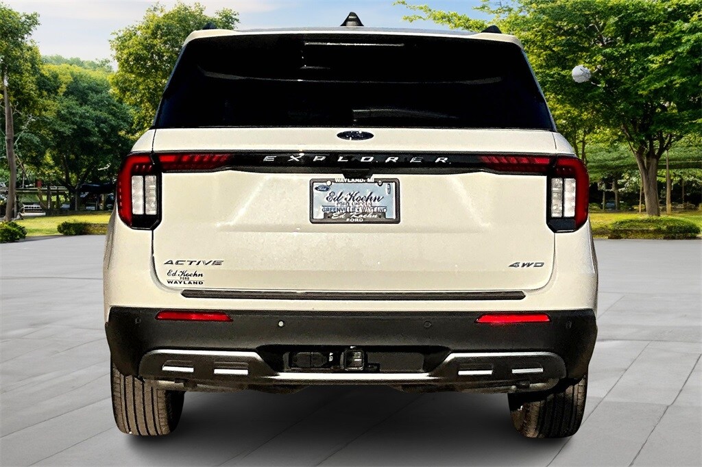 2025 Ford Explorer photo 2