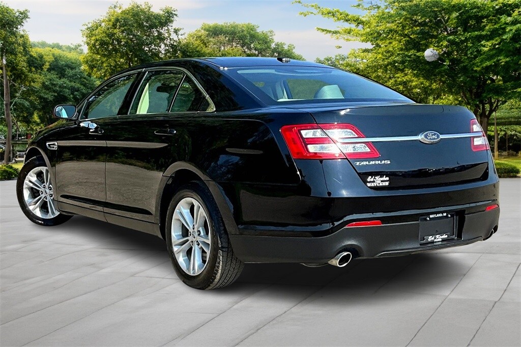 2018 Ford Taurus SE photo 2