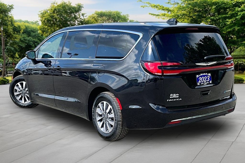 Used 2023 Chrysler Pacifica Hybrid Touring L Minivan/Van