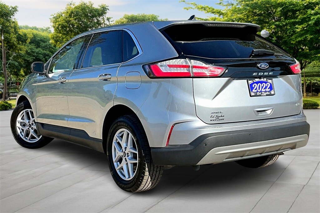 2022 Ford Edge SEL photo 2