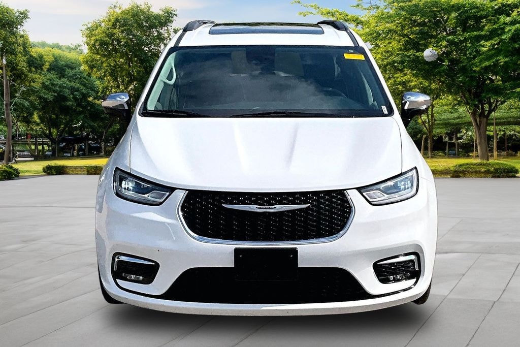 Used 2023 Chrysler Pacifica Limited Minivan/Van