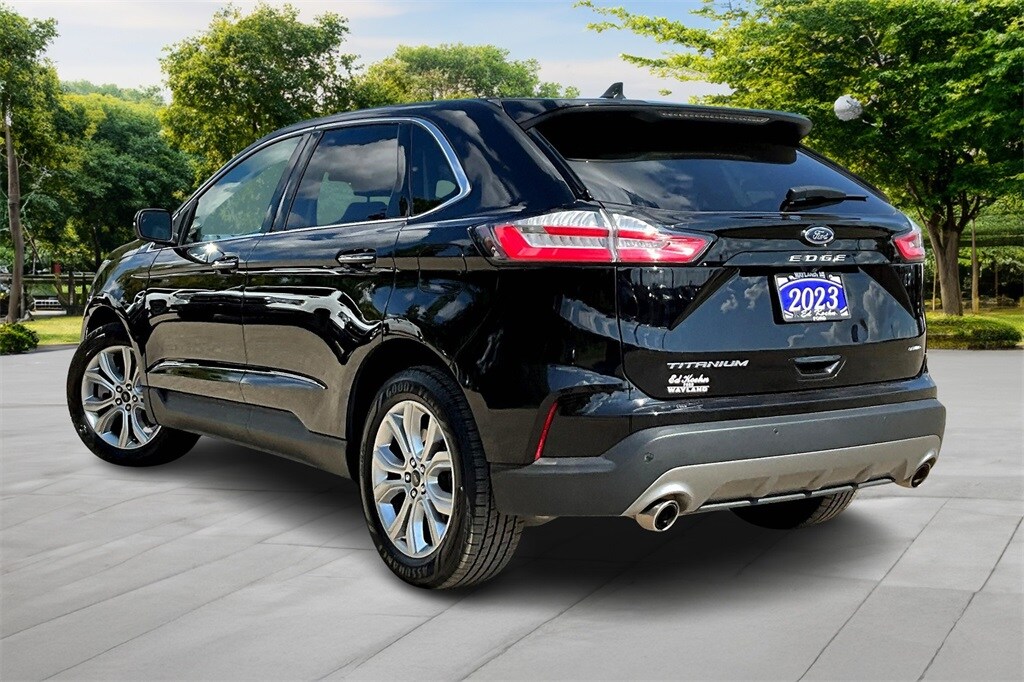 2023 Ford Edge Titanium photo 2