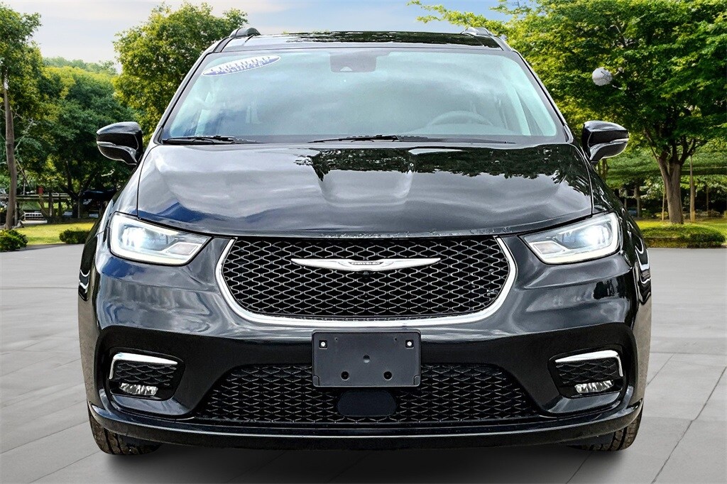 2021 Chrysler Pacifica Touring photo 3