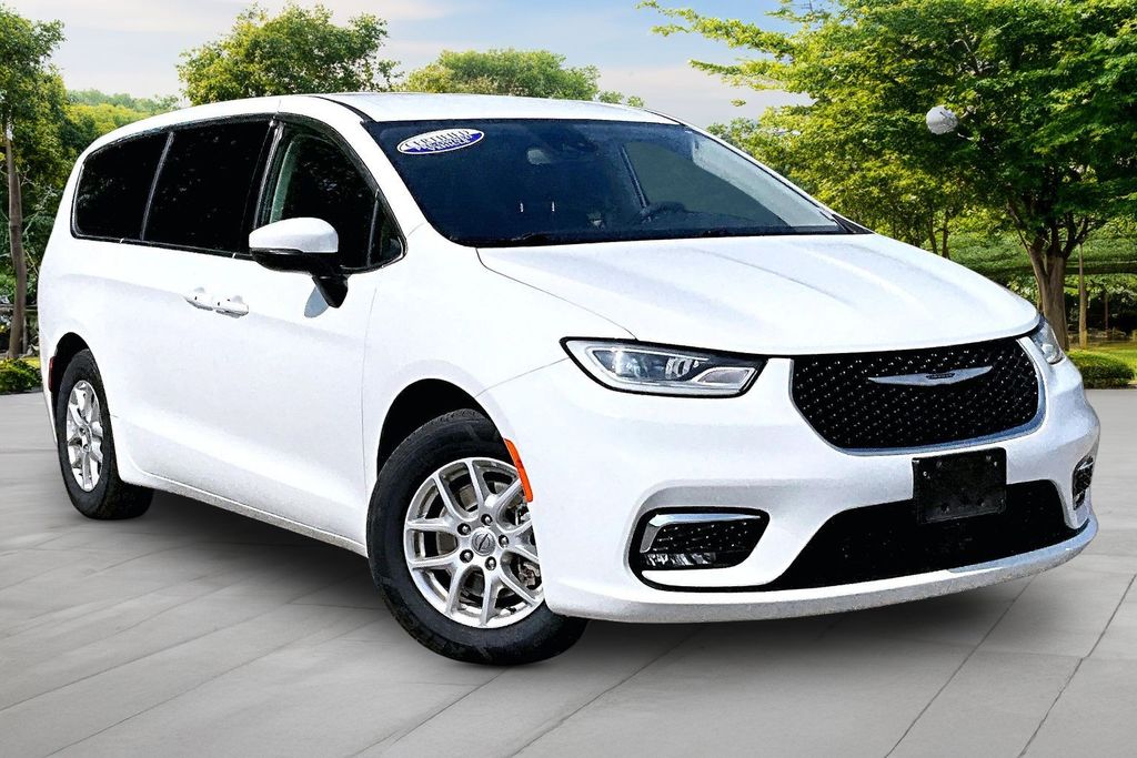 2023 Chrysler Pacifica Touring L's photo