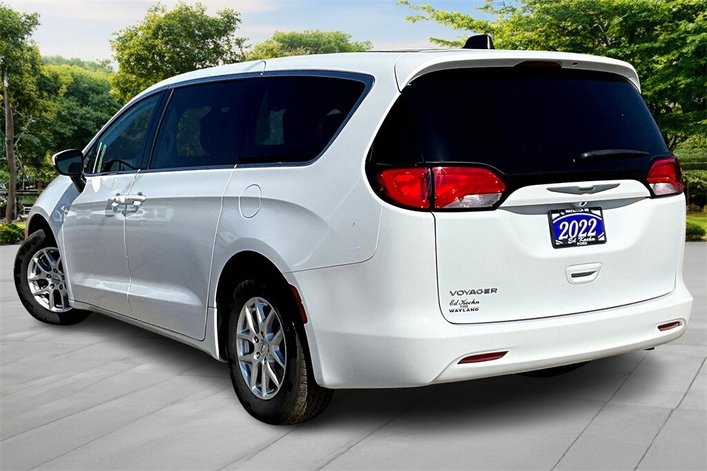 2022 Chrysler Voyager LX photo 2