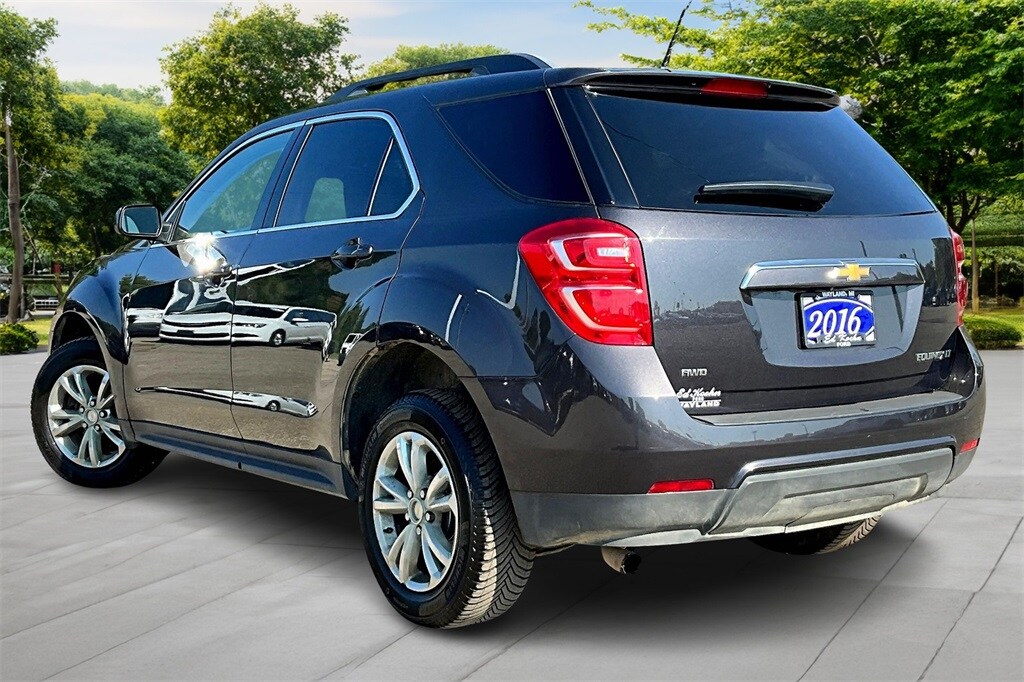 2016 Chevrolet Equinox LT photo 2