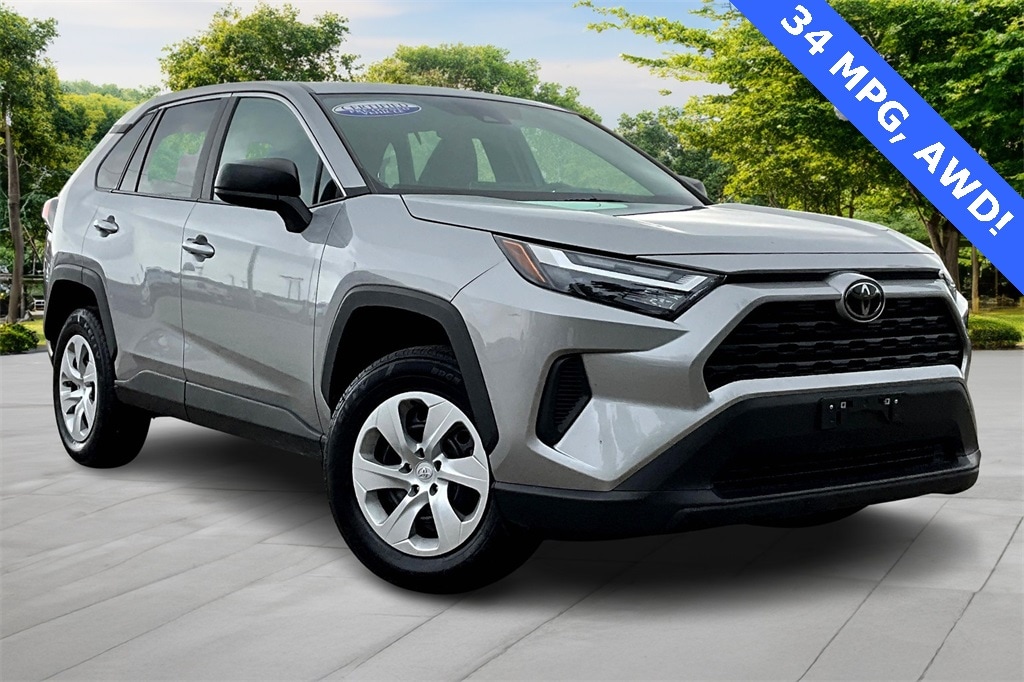 2024 Toyota RAV4 LE's photo