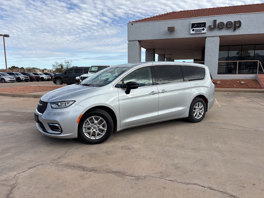 2024 Chrysler Pacifica Touring L's photo