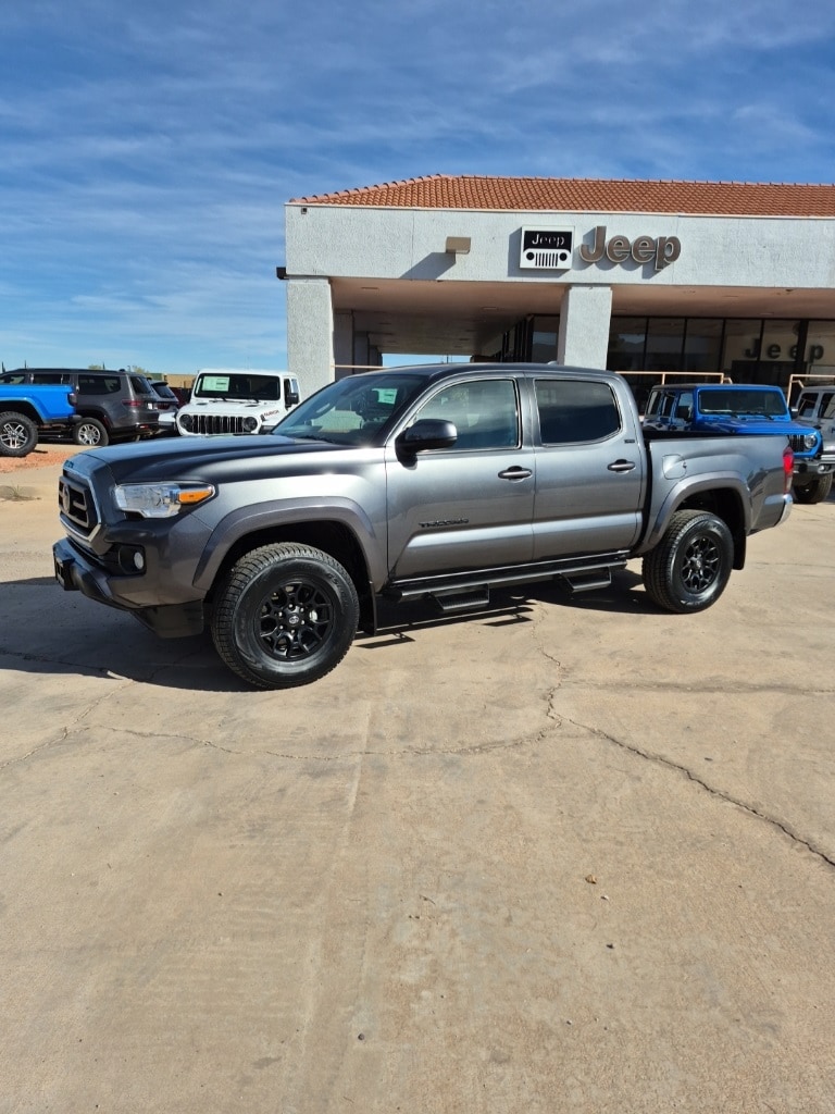 2021 Toyota Tacoma SR5's photo