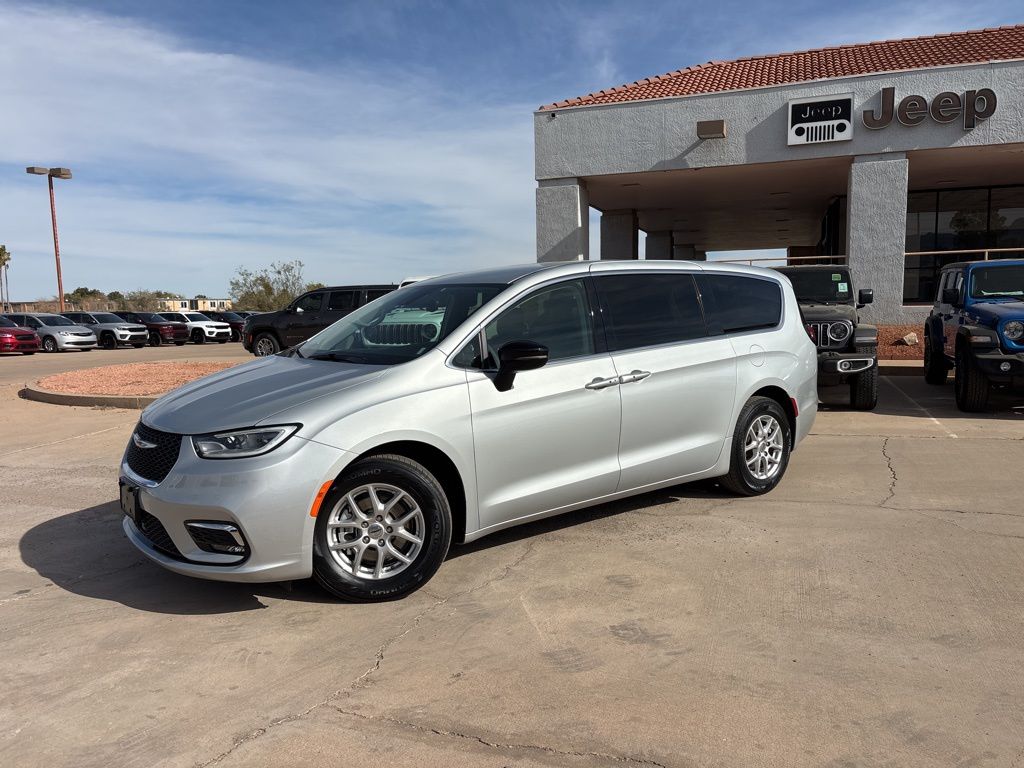 2024 Chrysler Pacifica Touring L's photo