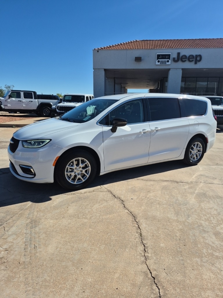 2024 Chrysler Pacifica Touring L's photo